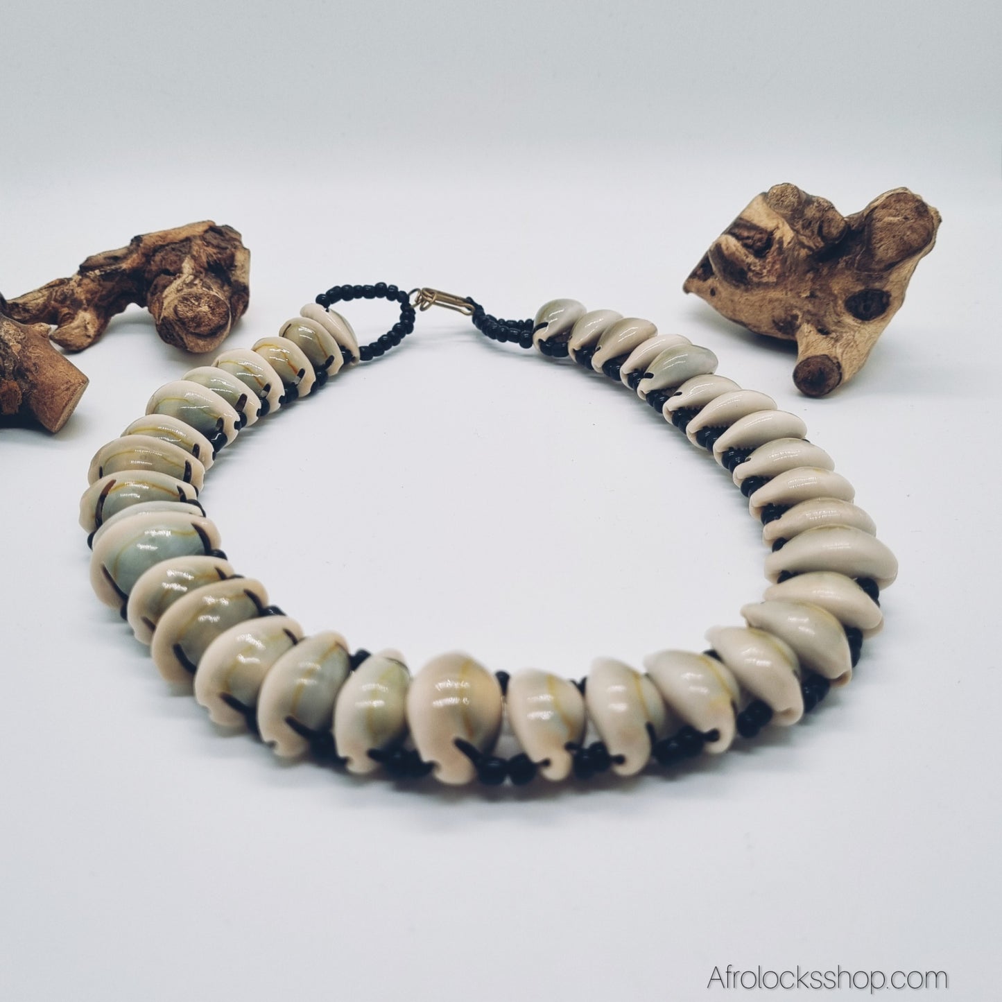 Collier en cauris naturels – fait main en Afrique du Sud – 50 cm, perles noires, fermoir crochet