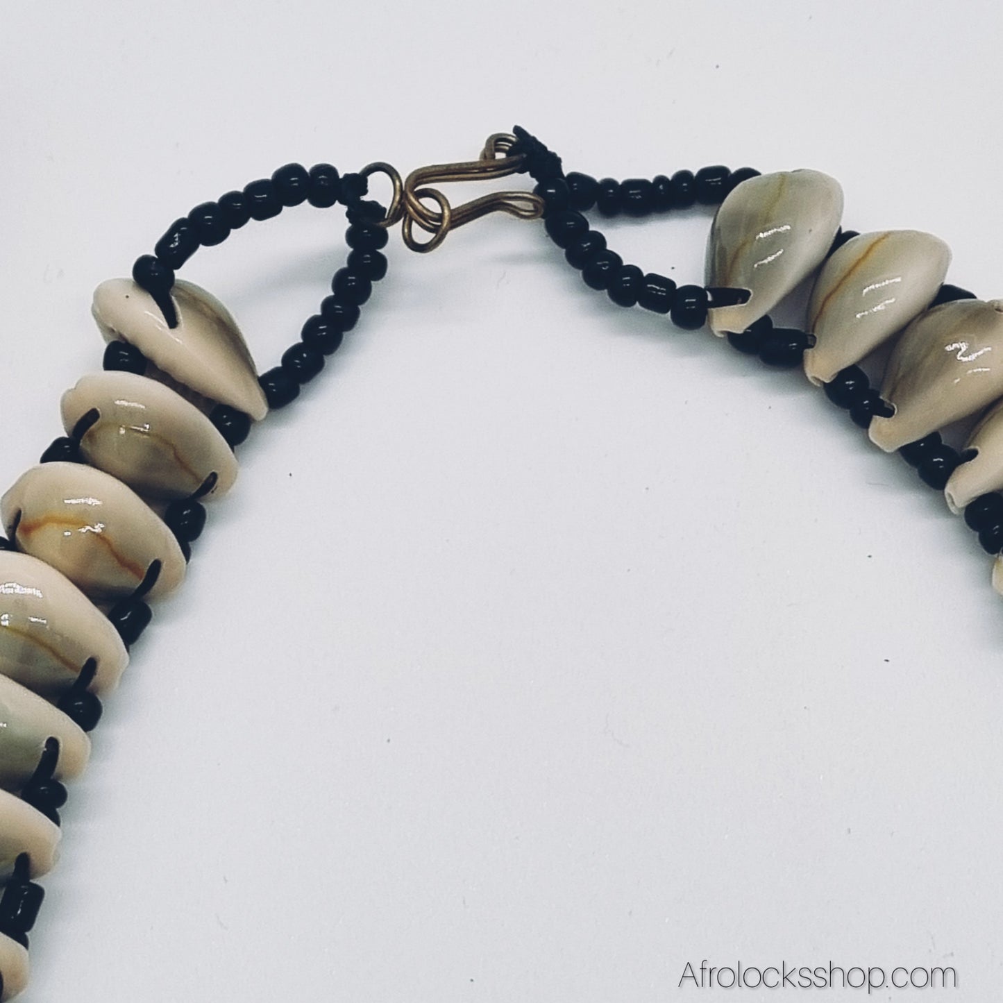 Collier en cauris naturels – fait main en Afrique du Sud – 50 cm, perles noires, fermoir crochet