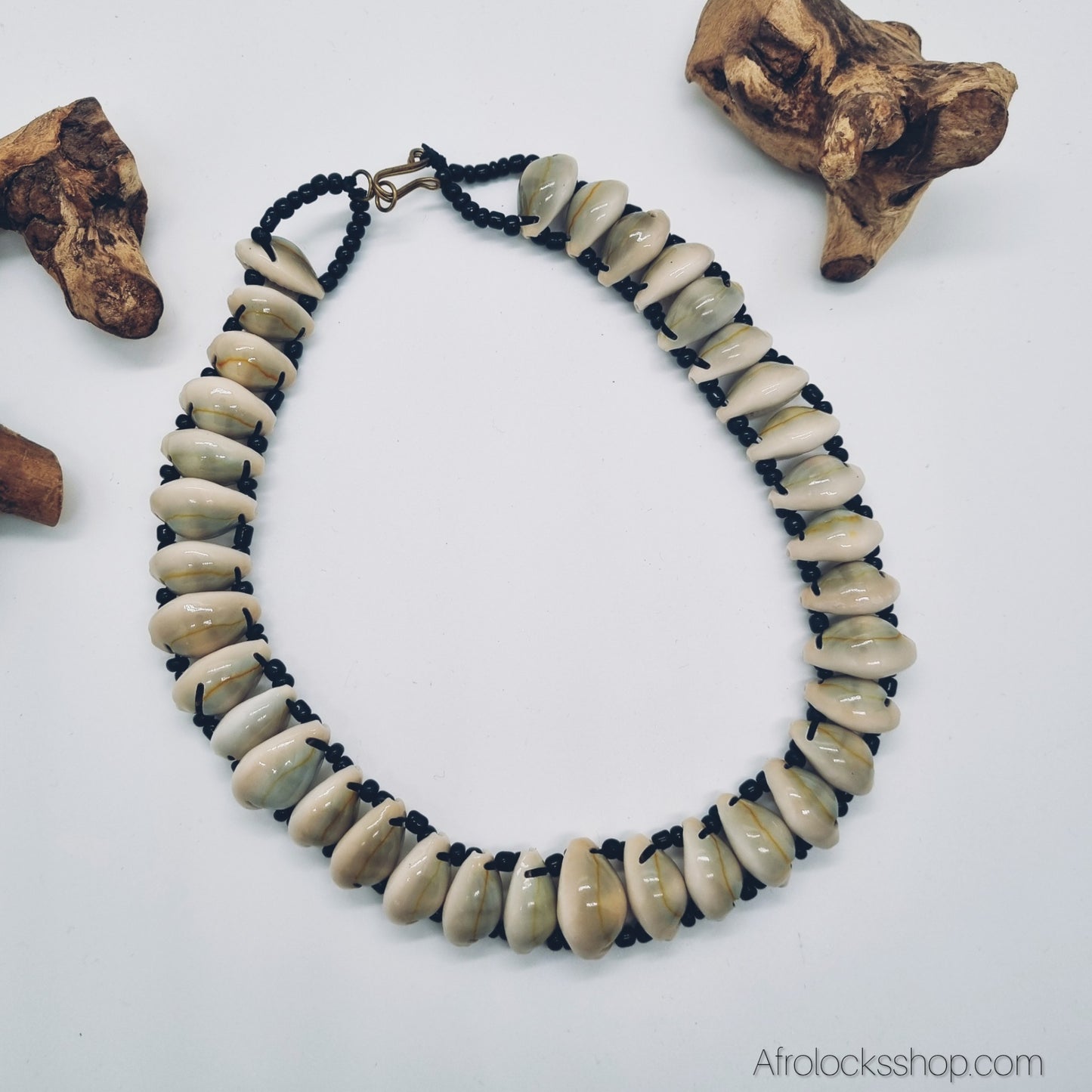 Collier en cauris naturels – fait main en Afrique du Sud – 50 cm, perles noires, fermoir crochet