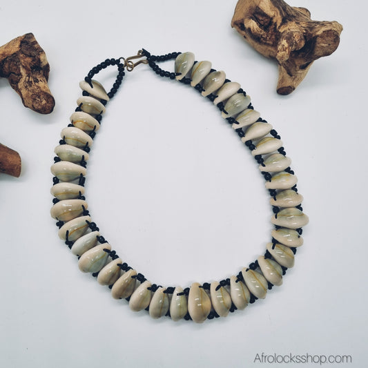 Collier en cauris naturels – fait main en Afrique du Sud – 50 cm, perles noires, fermoir crochet