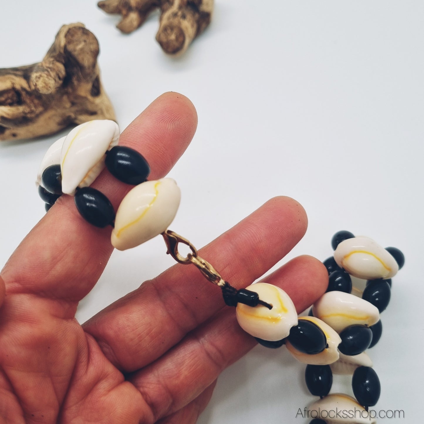 Collier en cauris naturels – artisanat Afrique du Sud – 60 cm, perles noires, fermoir crochet