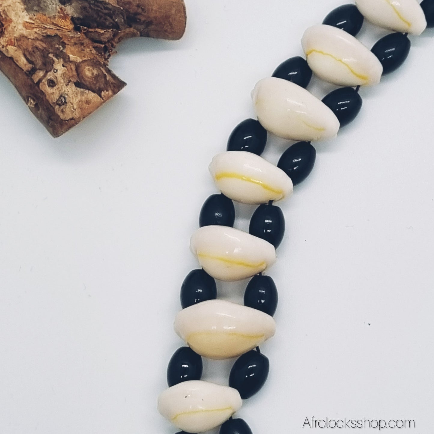 Collier en cauris naturels – artisanat Afrique du Sud – 60 cm, perles noires, fermoir crochet