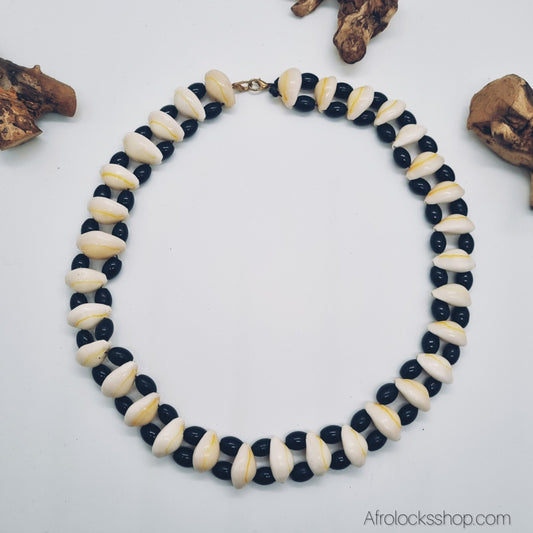 Collier en cauris naturels – artisanat Afrique du Sud – 60 cm, perles noires, fermoir crochet