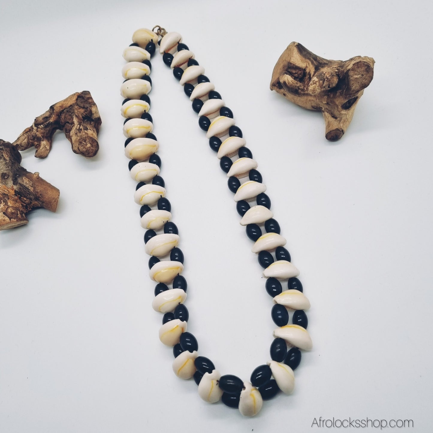 Collier en cauris naturels – artisanat Afrique du Sud – 60 cm, perles noires, fermoir crochet