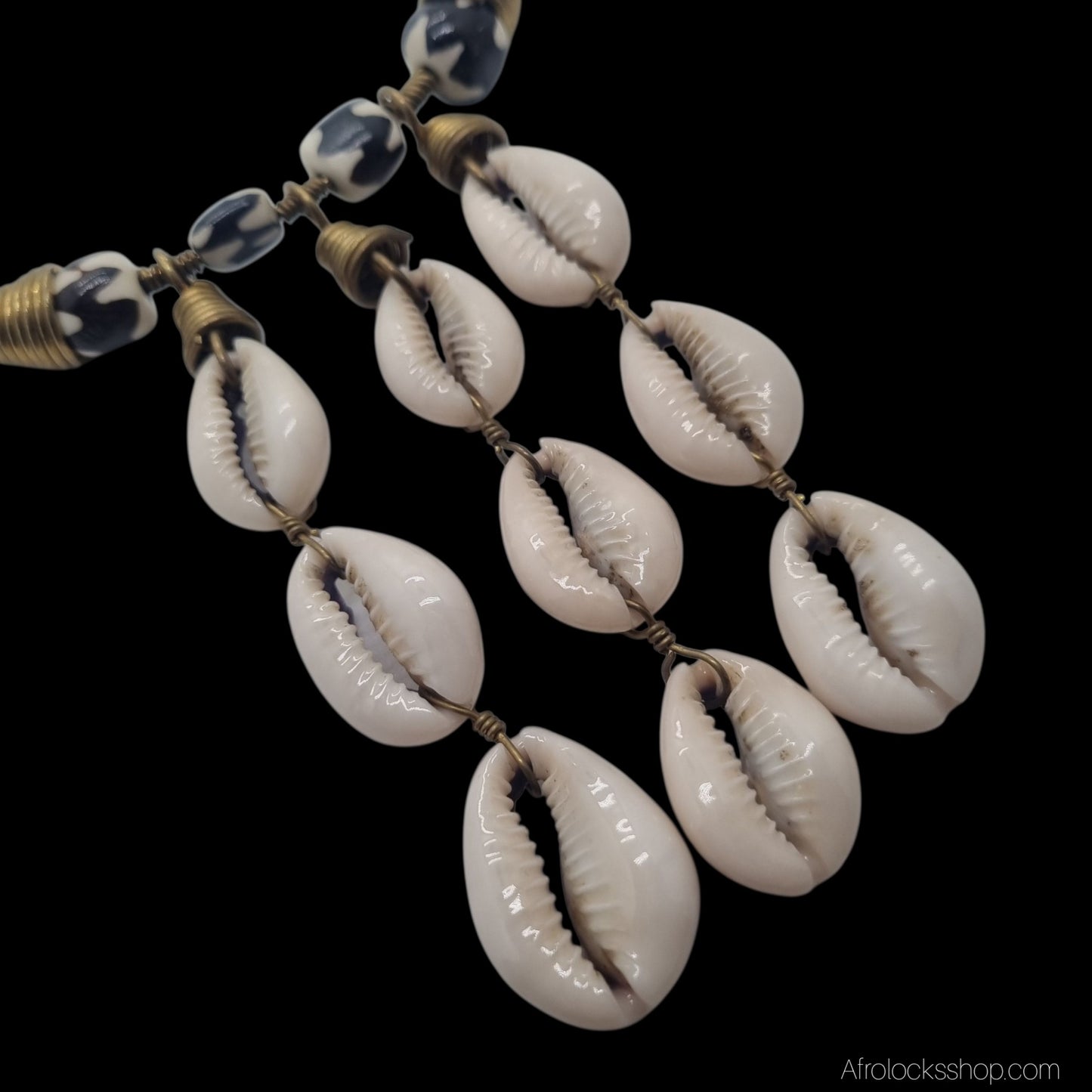 🌊 Collier à cauris – fabrication artisanale Kenya