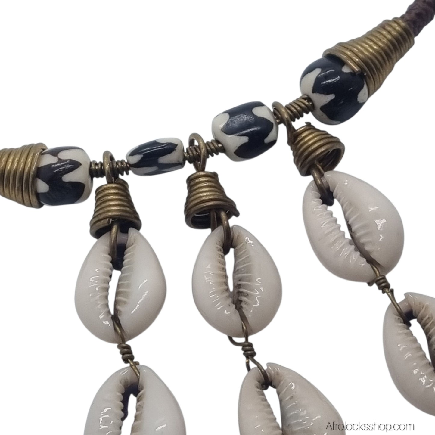 🌊 Collier à cauris – fabrication artisanale Kenya