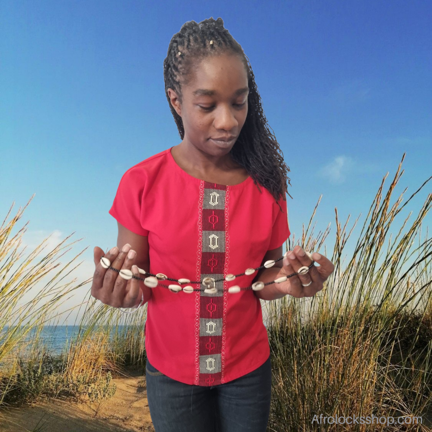 Collier long en cauris – fait main en Afrique du Sud (80 cm, 2 coloris)