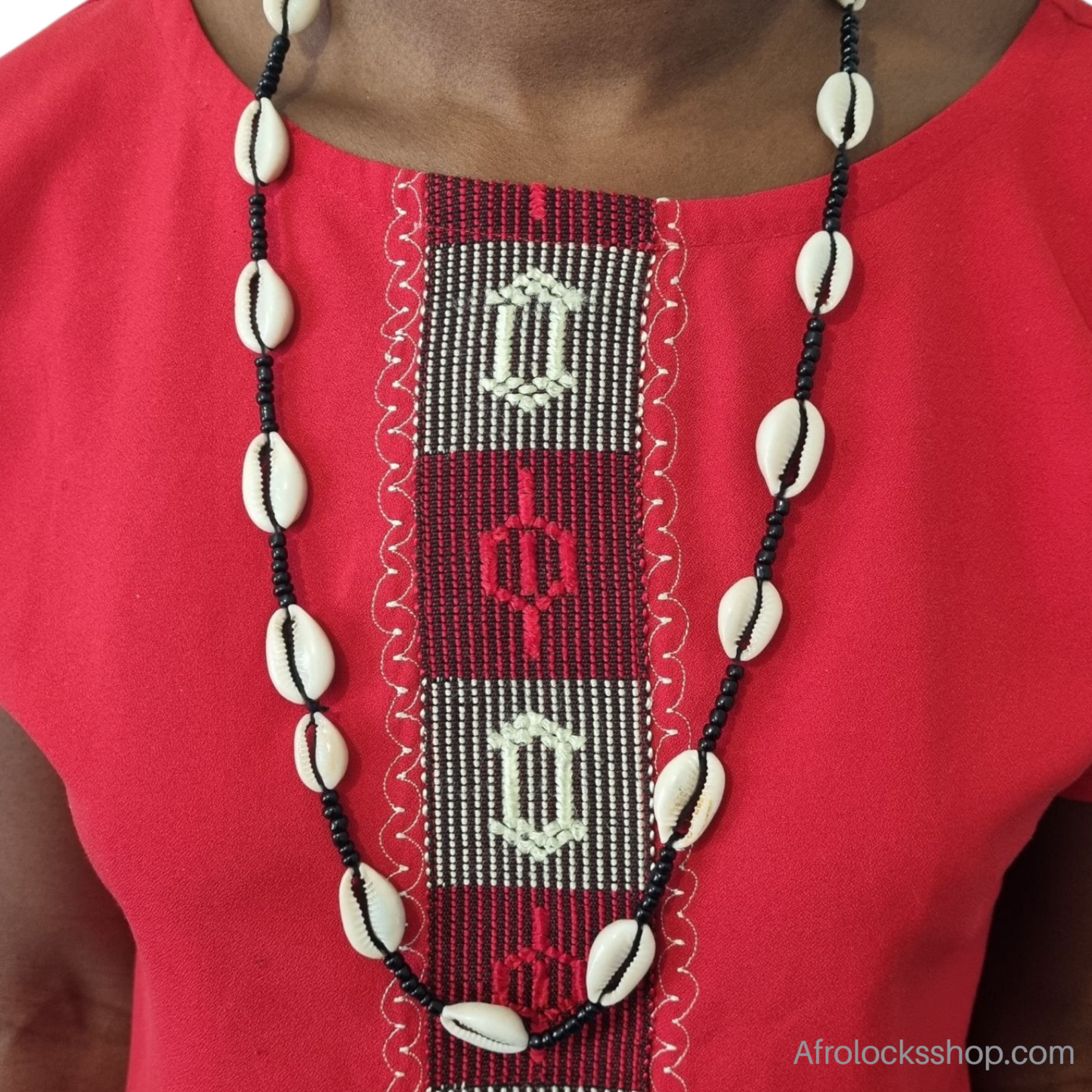 Collier long en cauris – fait main en Afrique du Sud (80 cm, 2 coloris)