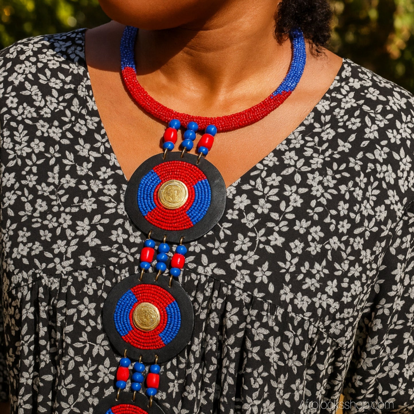 Collier plastron Maasai artisanal – cuir, laiton, crin & perles – 3 coloris
