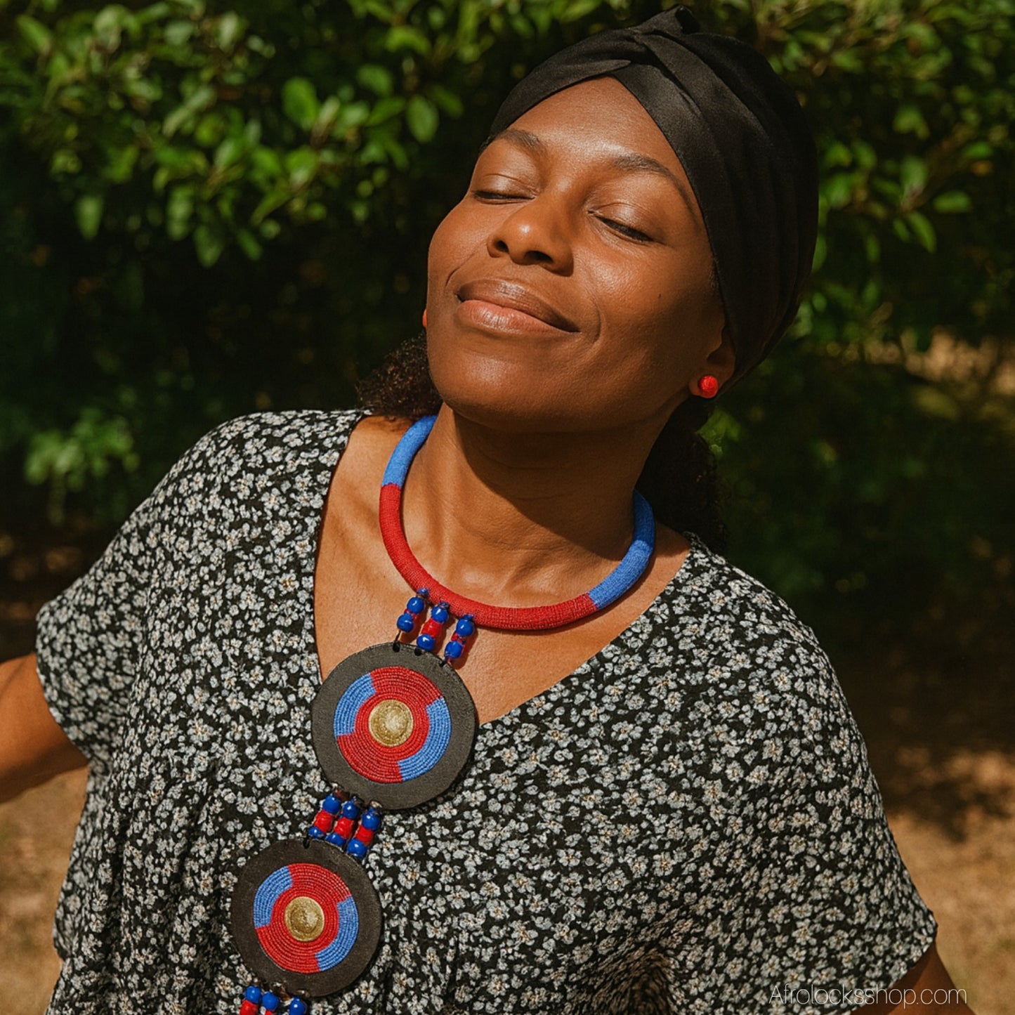 Collier plastron Maasai artisanal – cuir, laiton, crin & perles – 3 coloris