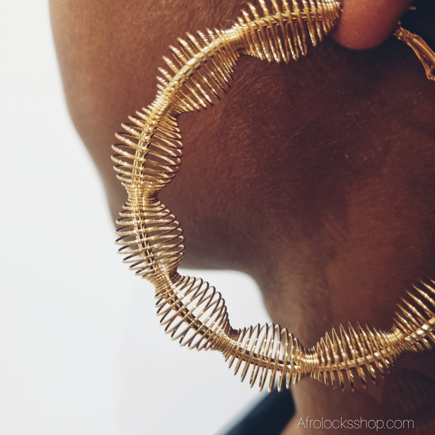 Créoles “Ressort” dorées – Grandes boucles Ø6 cm – Légères & lumineuses