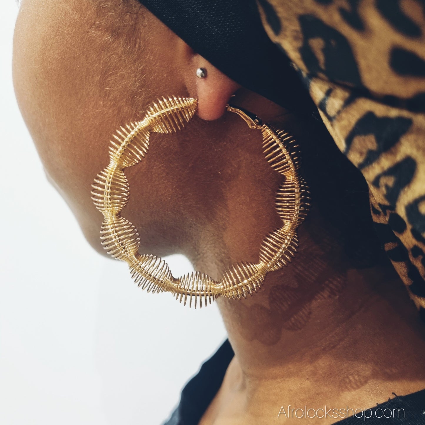 Créoles “Ressort” dorées – Grandes boucles Ø6 cm – Légères & lumineuses