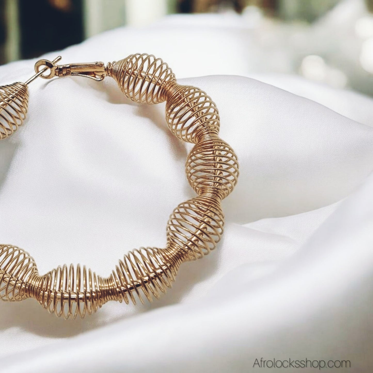 Créoles “Ressort” dorées – Grandes boucles Ø6 cm – Légères & lumineuses