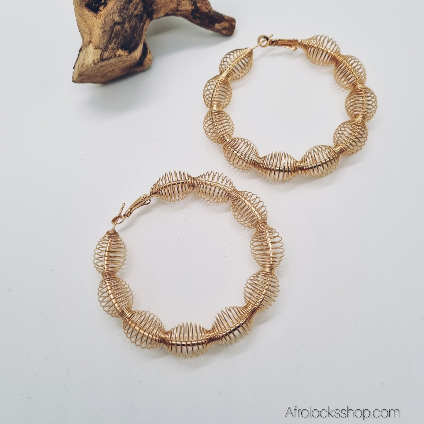 Créoles “Ressort” dorées – Grandes boucles Ø6 cm – Légères & lumineuses