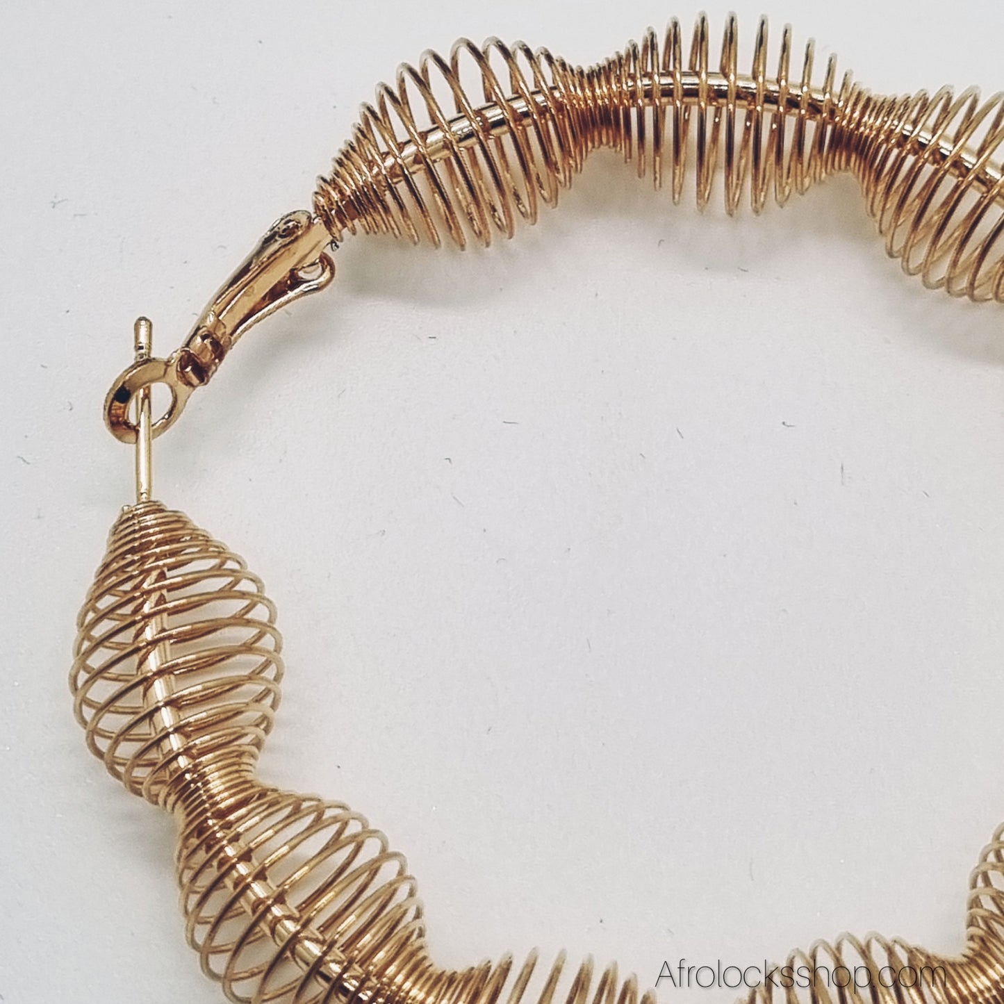 Créoles “Ressort” dorées – Grandes boucles Ø6 cm – Légères & lumineuses