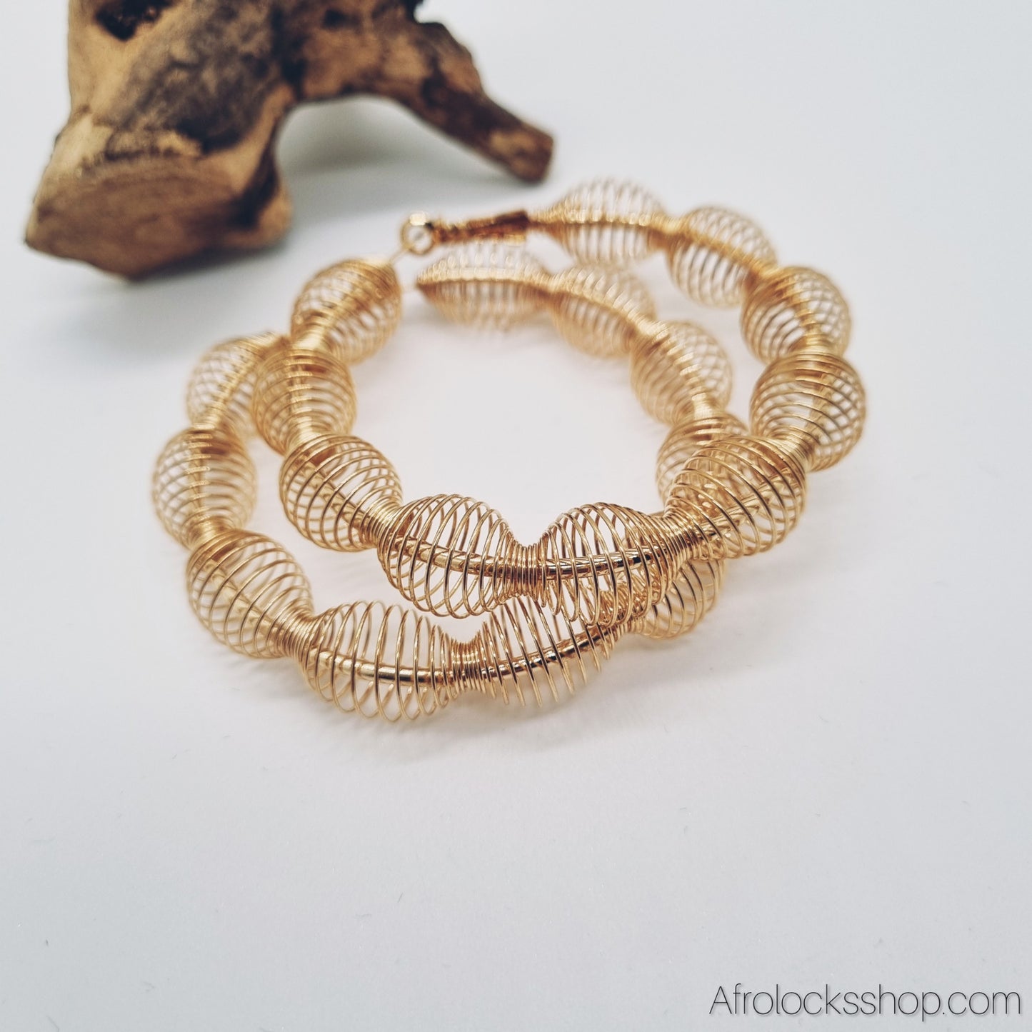 Créoles “Ressort” dorées – Grandes boucles Ø6 cm – Légères & lumineuses