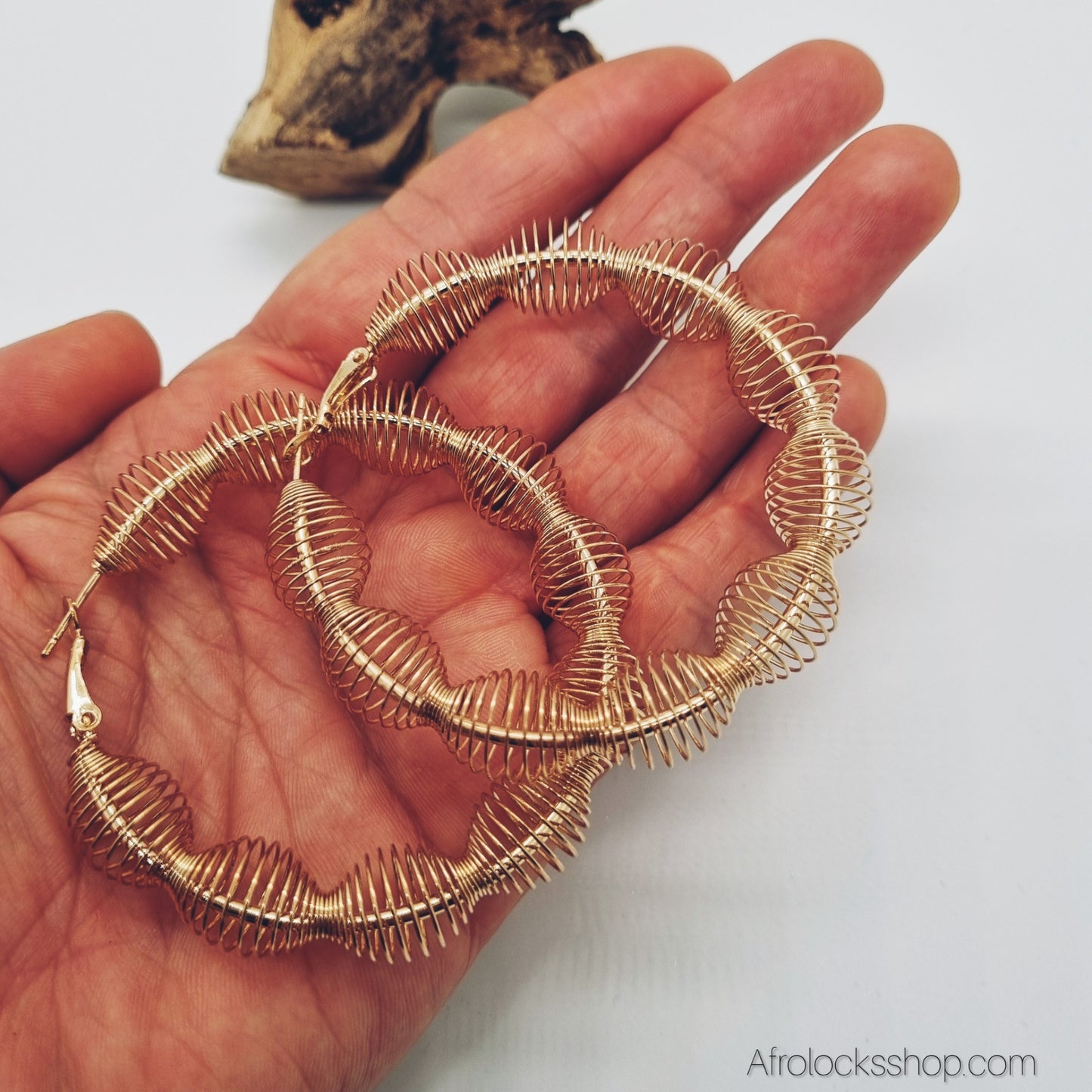 Créoles “Ressort” dorées – Grandes boucles Ø6 cm – Légères & lumineuses