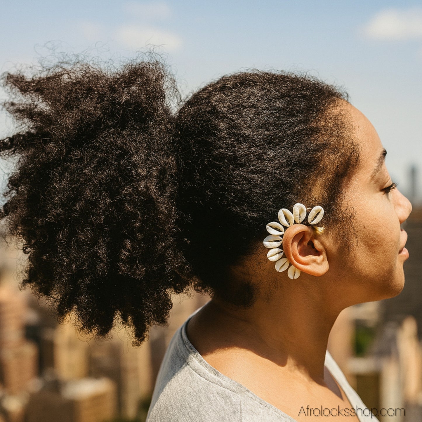 Boucle d’oreille manchette en cauris – Bijou ear cuff artisanal oreillette bohème chic