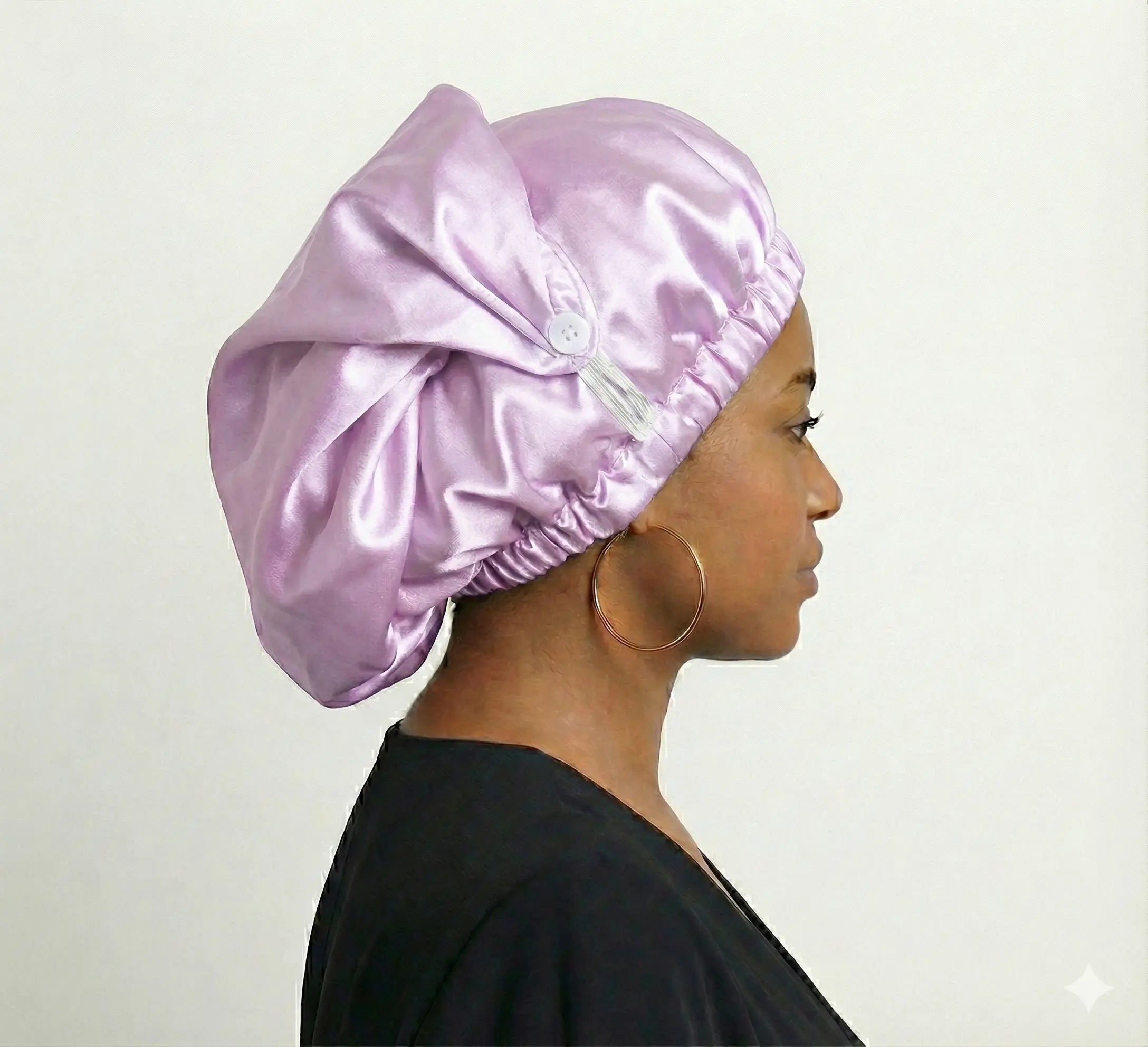Femme_portant_bonnet_satin_long_cheveux_afro - Afro Locks Shop