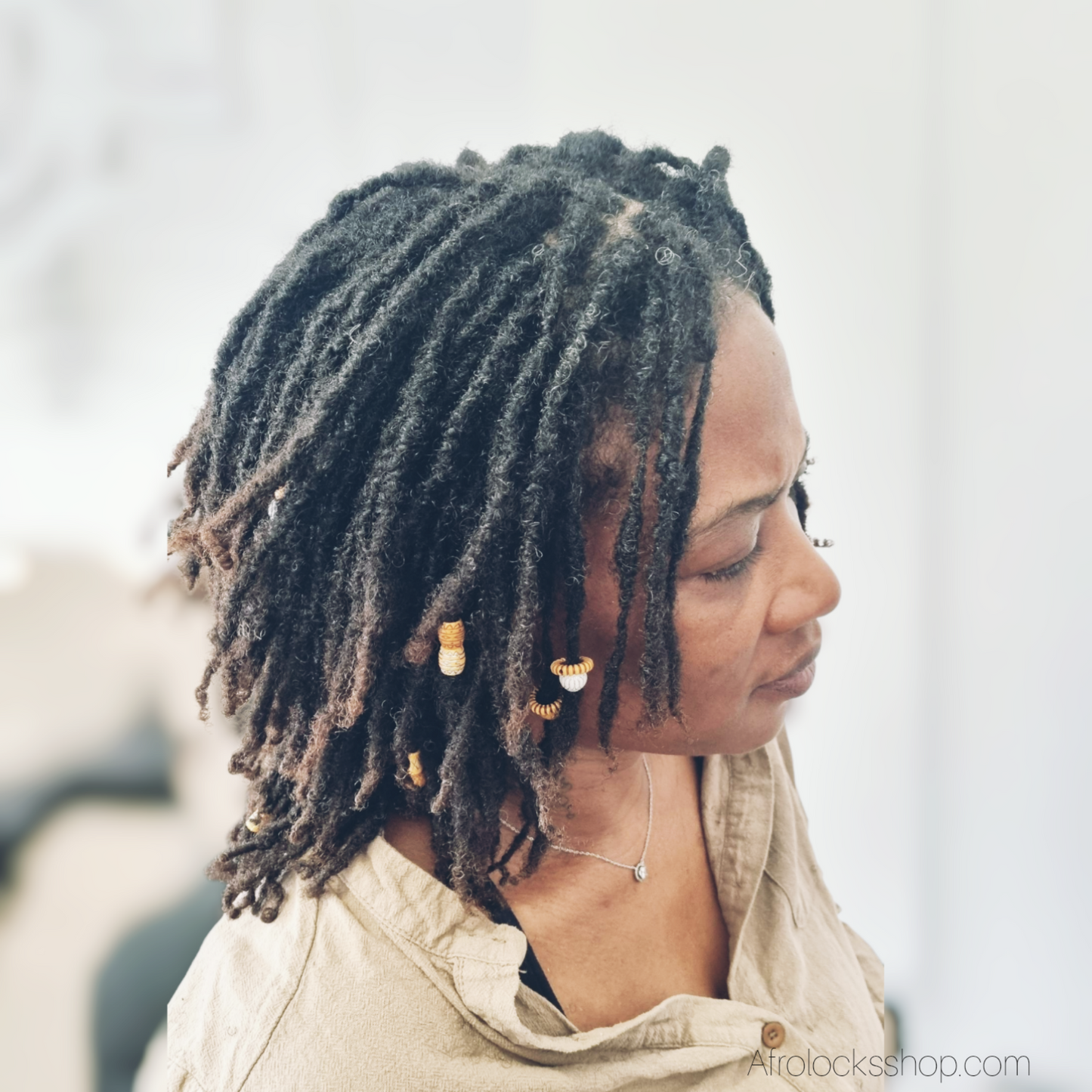 Perles cheveux imitation bois – Lot mix 50 (trous 4–8 mm) | Locks, braids & twists – acrylique léger 🌍