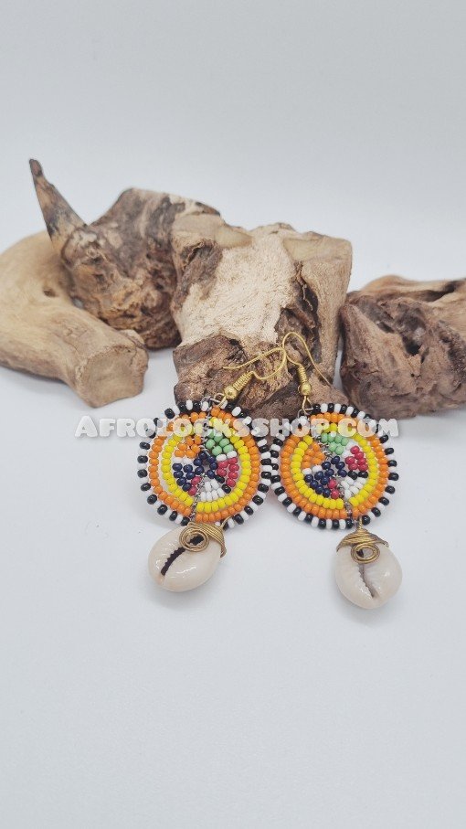 Elegantes boucles d'oreilles massaï en perles ornées d'un cauri naturel-SQ7622136