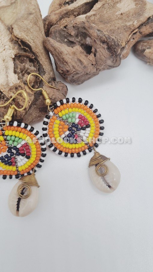 Elegantes boucles d'oreilles massaï en perles ornées d'un cauri naturel-SQ7622136
