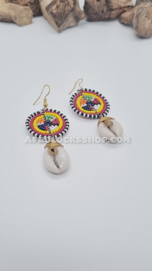 Elegantes boucles d'oreilles massaï en perles ornées d'un cauri naturel-SQ7622136