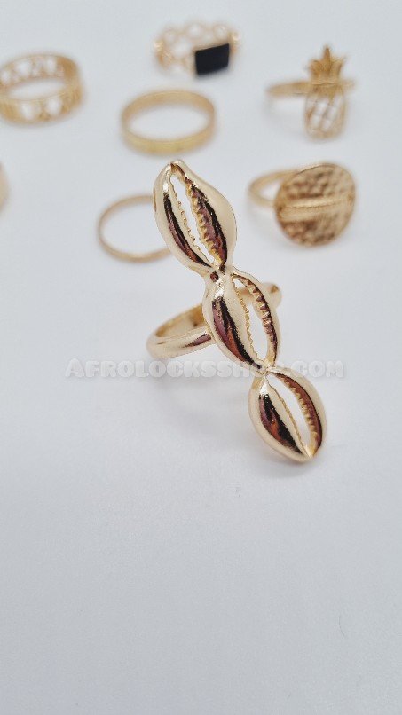 Bague ornée de 3 cauris en laiton et son lot de bagues