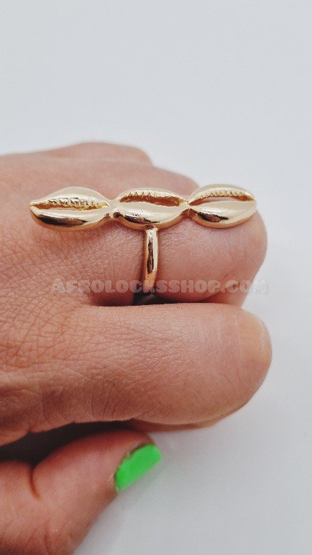 Bague ornée de 3 cauris en laiton et son lot de bagues