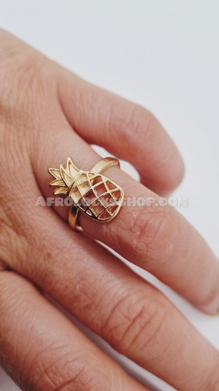 Bague ornée de 3 cauris en laiton et son lot de bagues