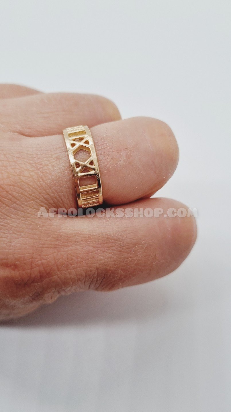 Bague ornée de 3 cauris en laiton et son lot de bagues