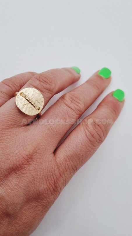 Bague ornée de 3 cauris en laiton et son lot de bagues