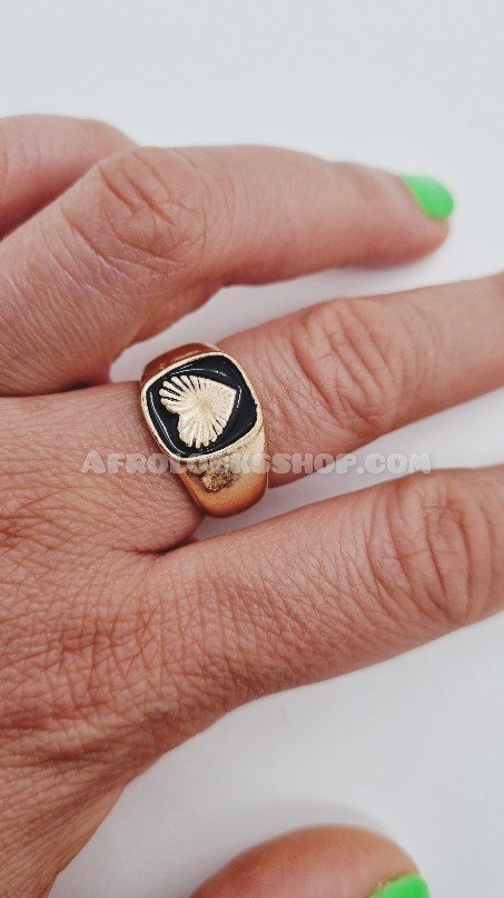 Bague ornée de 3 cauris en laiton et son lot de bagues