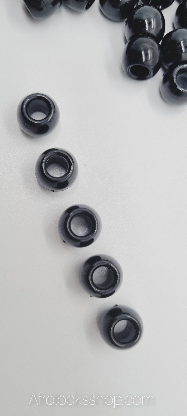 Perles noires en plastique