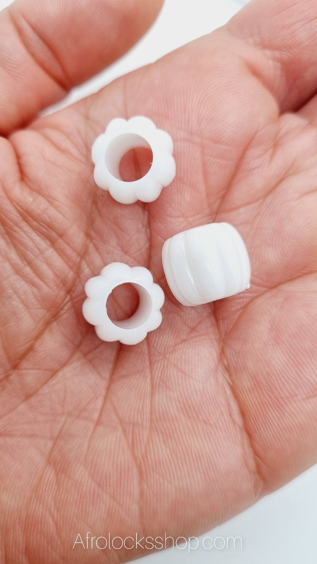 Perles blanches à stries