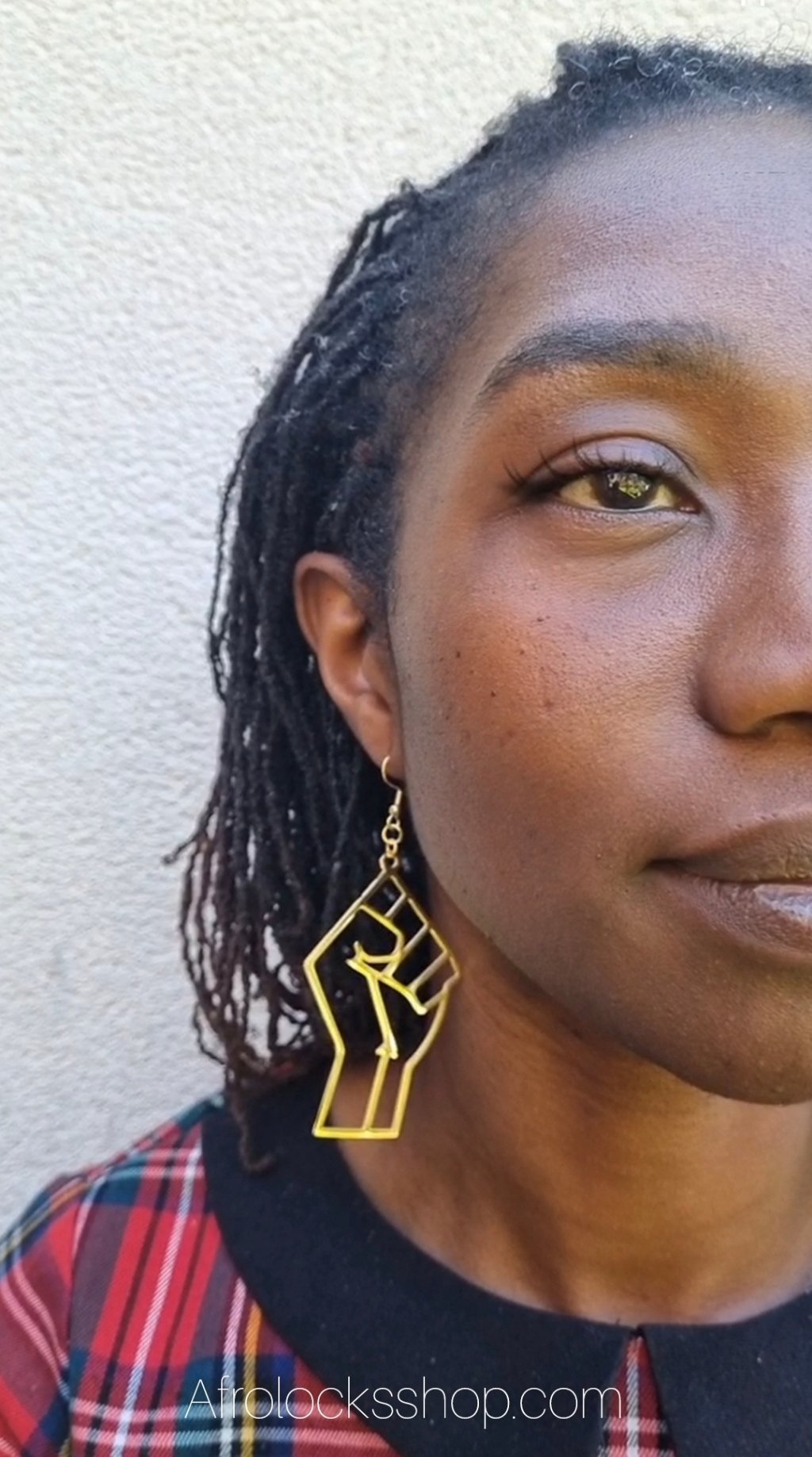 Boucles d'oreilles plaqué or poing levé-SQ0878824