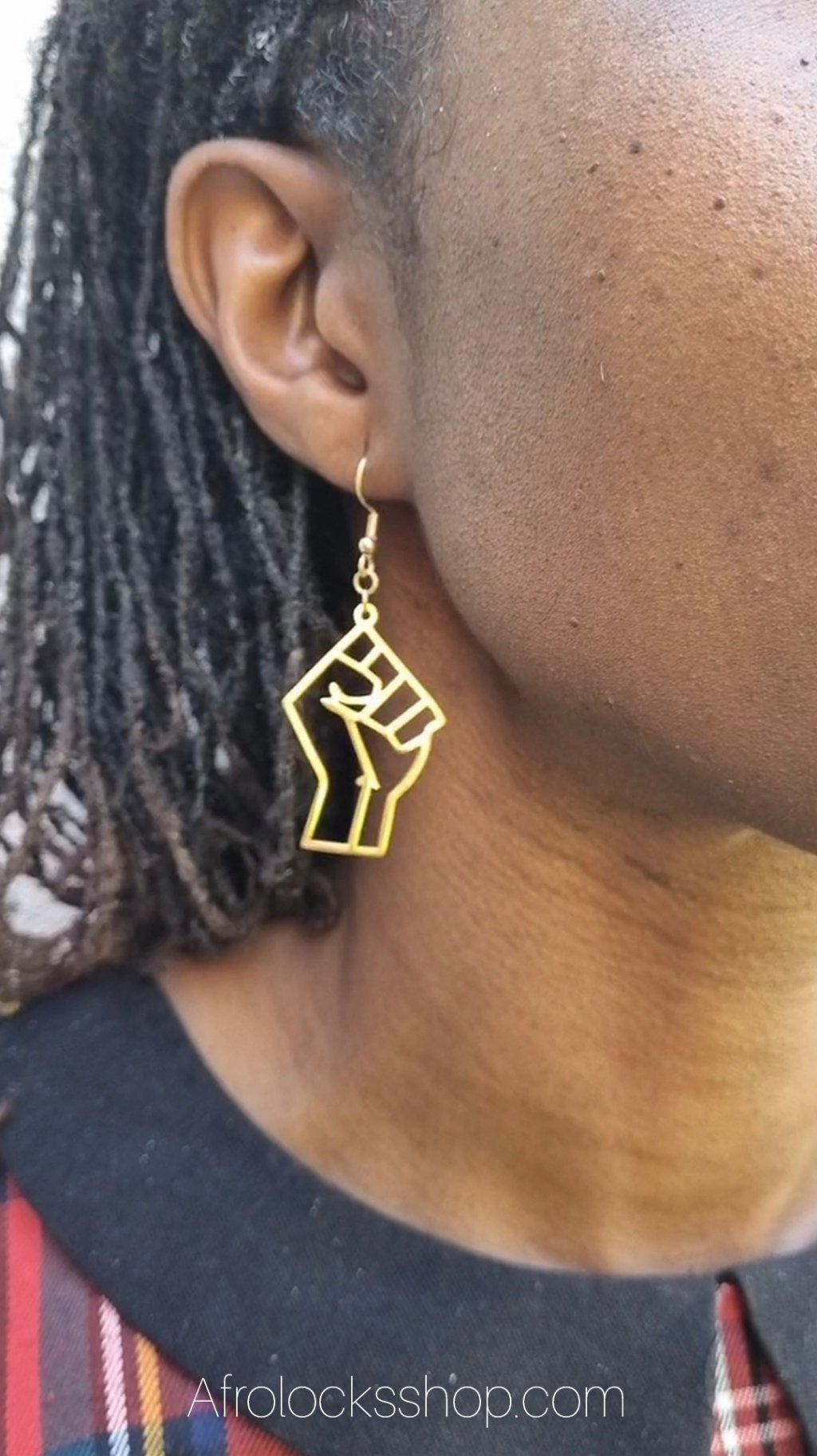 Boucles d'oreilles plaqué or poing levé-SQ0878824