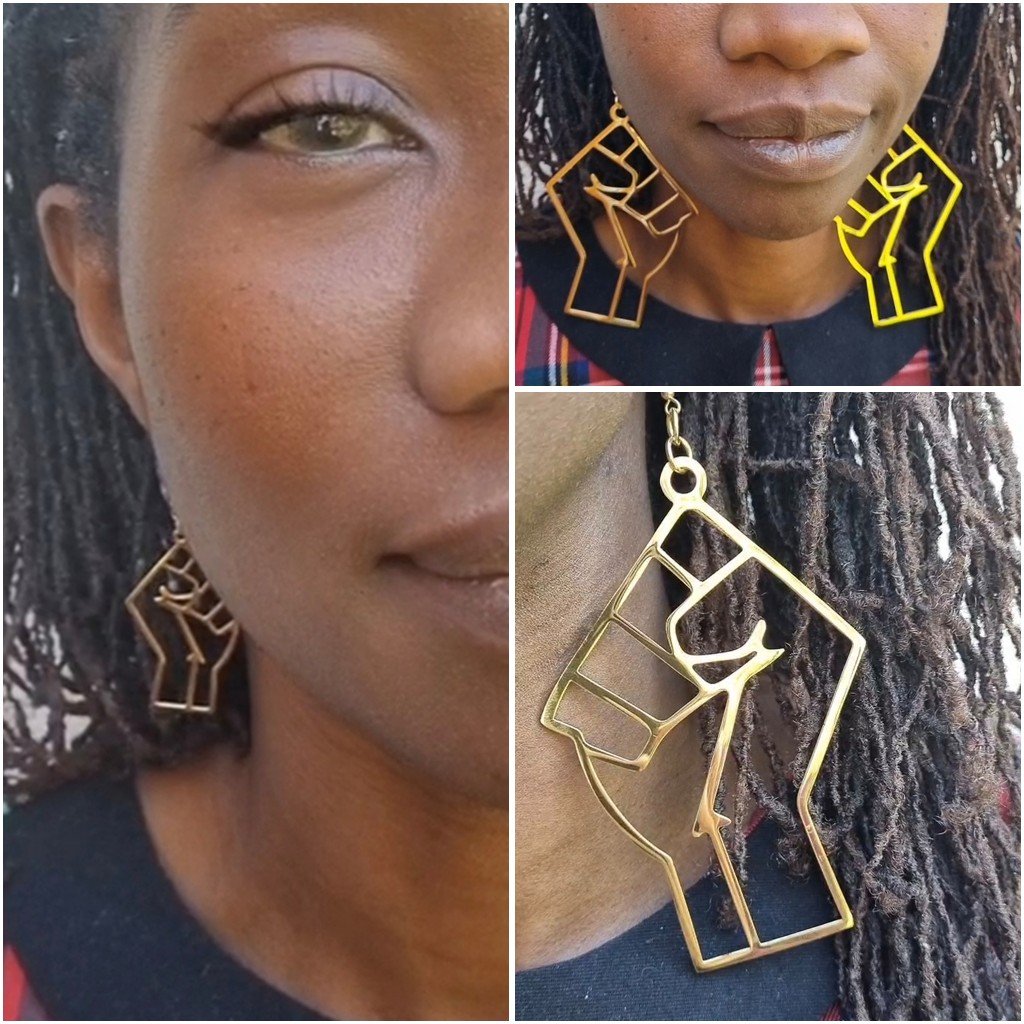 Boucles d'oreilles plaqué or poing levé-SQ0878824