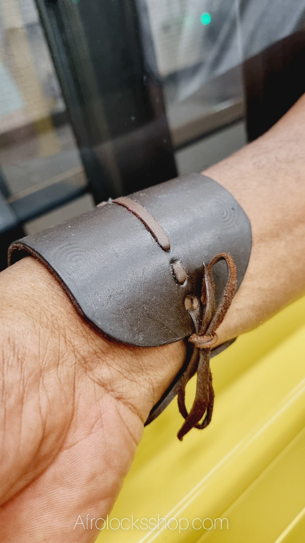 Bracelet en cuir détail carte Afrique