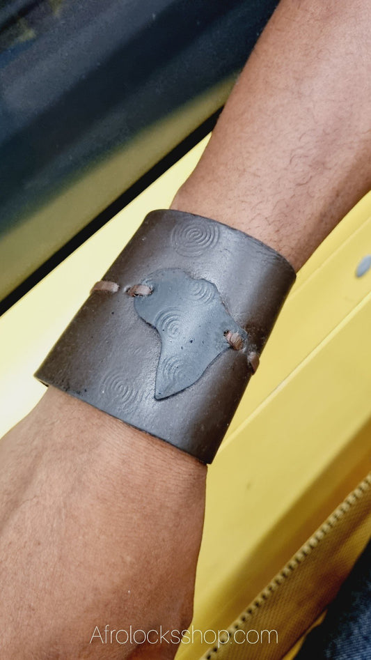 Bracelet en cuir détail carte Afrique