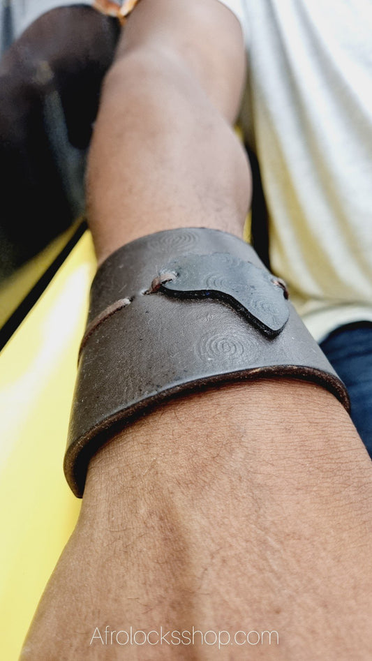 Bracelet en cuir détail carte Afrique