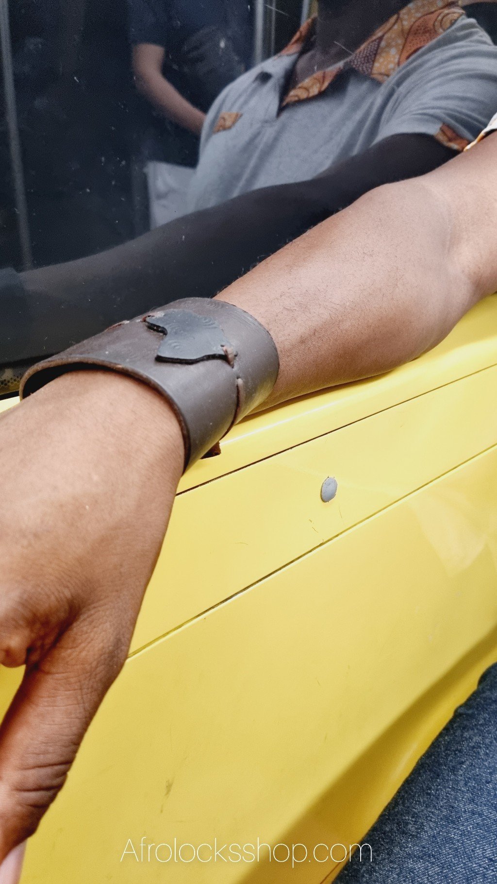 Bracelet en cuir détail carte Afrique