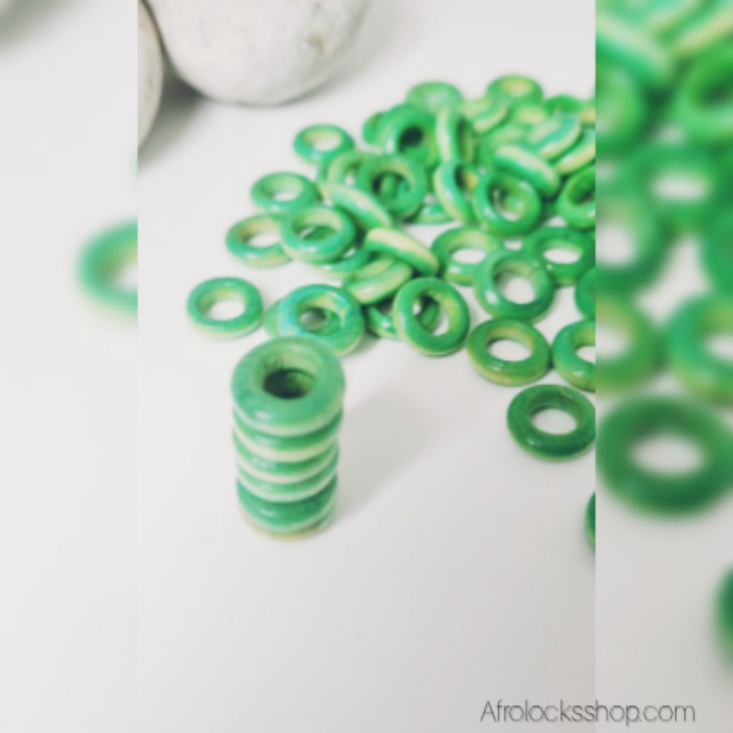 Lot 100 perles vertes anneau 14 mm (trou 7 mm) – DIY bijoux, locks & tresses 💚