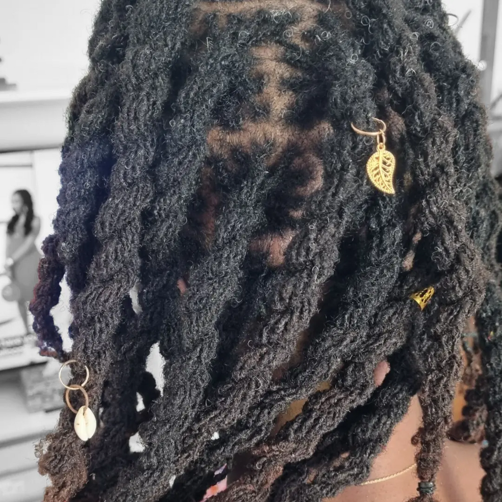 Lot_50_anneaux_bijoux_cheveux_dor_s_mix_charms_cauris_naturels_Afrique_arbre_de_vie_feuilles_anneaux_simples_01 - Afro Locks Shop