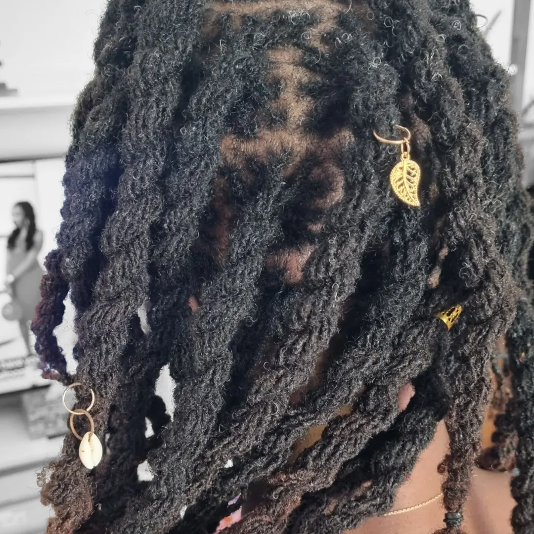 Lot_50_anneaux_bijoux_cheveux_dor_s_mix_charms_cauris_naturels_Afrique_arbre_de_vie_feuilles_anneaux_simples_01 - Afro Locks Shop
