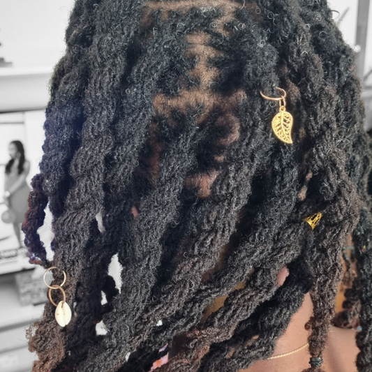 Lot 50 anneaux bijoux cheveux dorés – mix charms (cauris naturels, Afrique, arbre de vie, feuilles + anneaux simples)