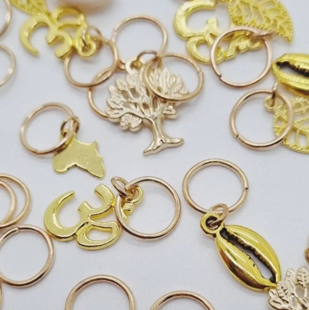 Lot_50_anneaux_bijoux_cheveux_dor_s_mix_charms_cauris_naturels_Afrique_arbre_de_vie_feuilles_anneaux_simples_03 - Afro Locks Shop