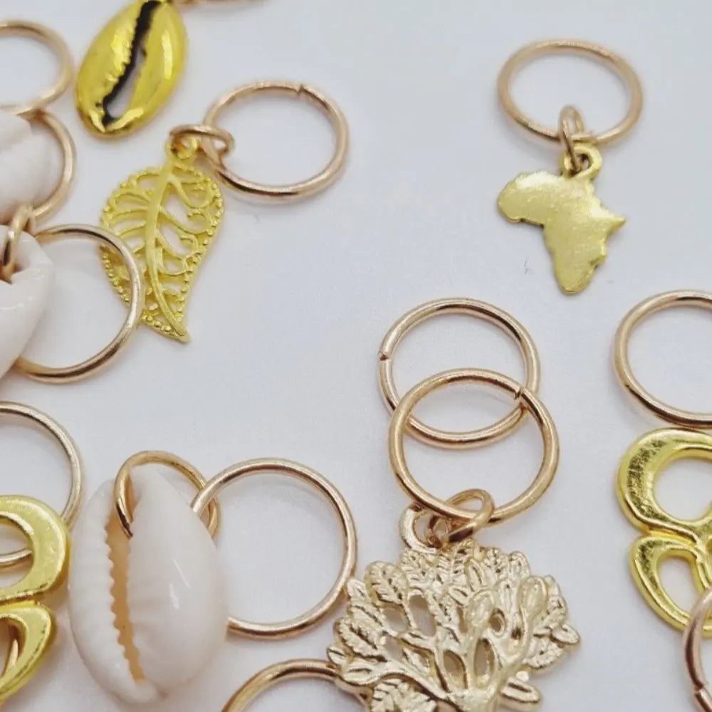 Lot_50_anneaux_bijoux_cheveux_dor_s_mix_charms_cauris_naturels_Afrique_arbre_de_vie_feuilles_anneaux_simples_04 - Afro Locks Shop