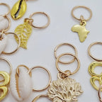 Lot_50_anneaux_bijoux_cheveux_dor_s_mix_charms_cauris_naturels_Afrique_arbre_de_vie_feuilles_anneaux_simples_04 - Afro Locks Shop