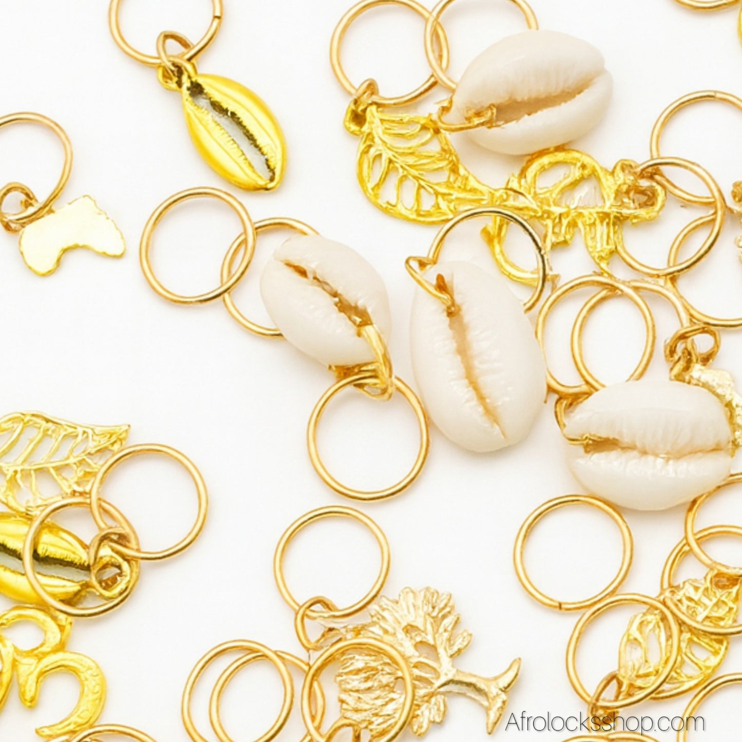 Lot 50 anneaux bijoux cheveux dorés – mix charms (cauris naturels, Afrique, arbre de vie, feuilles + anneaux simples)